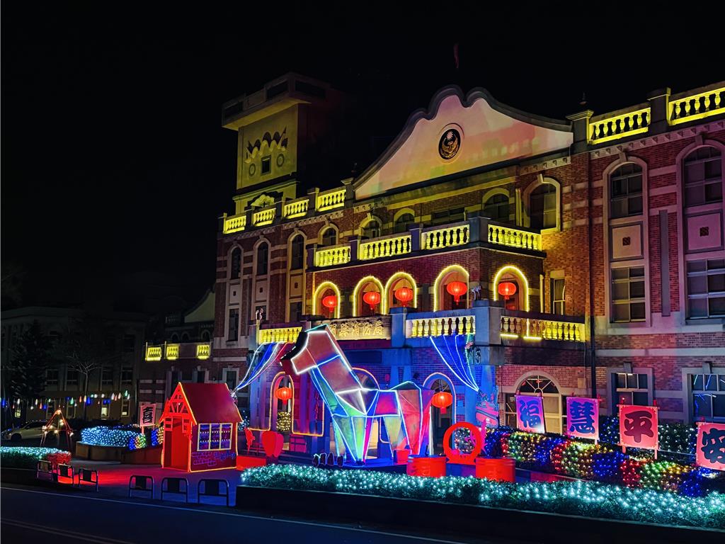 金門消防局「純手工」打造綠能燈區 5米高金馬驚豔亮相