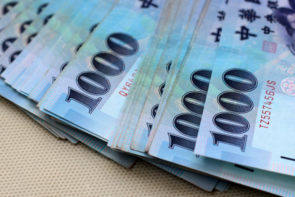 ATM領新鈔都是「一正一反」 銀行員親解超血汗做法