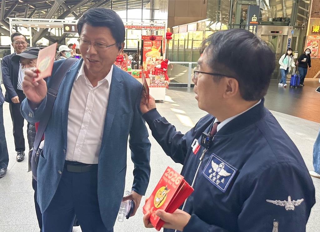 黃偉哲高鐵發紅包巧遇返鄉謝龍介:叫我市長才有紅包
