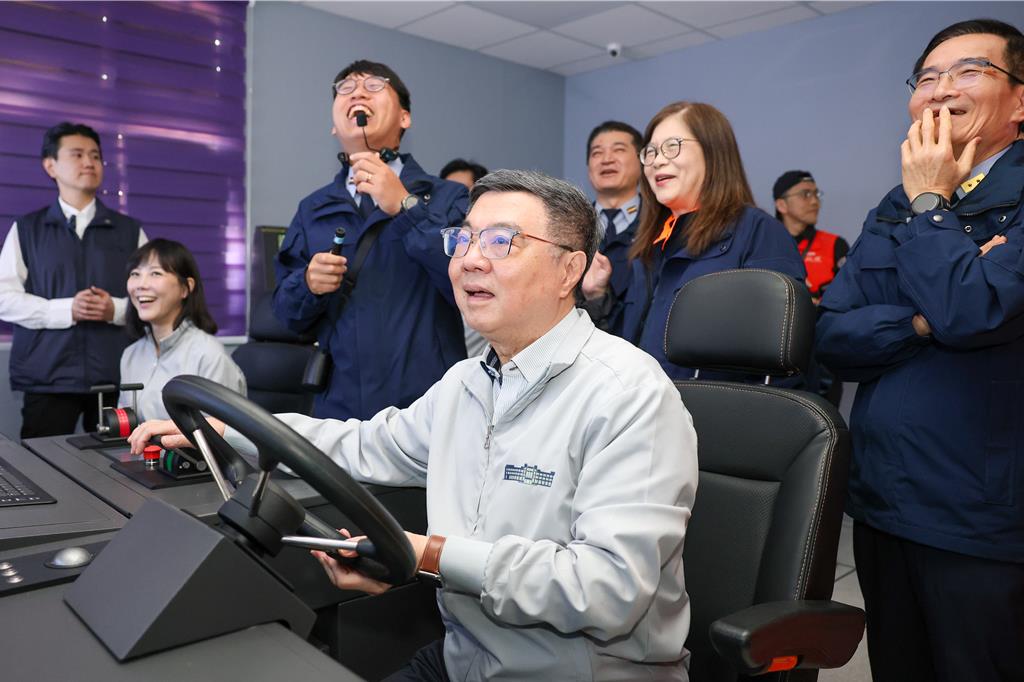 卓榮泰視察海巡!體驗操船模擬機 勉勵前線守護海疆安全