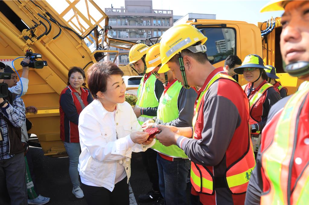台中垃圾收運春節不打烊 盧秀燕慰問清潔隊員贈加菜金