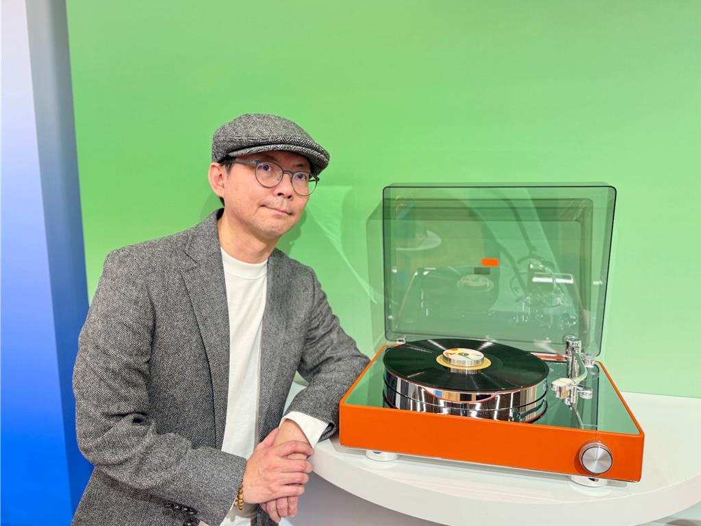 愛馬仕近200萬黑膠唱片機如藝術品 迷你音響連線發出馬蹄聲