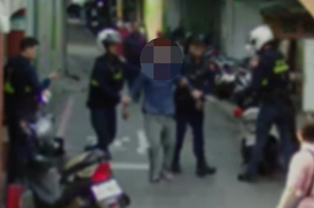 醉漢持菜刀逛大街!海山警壓制在地 強制送醫