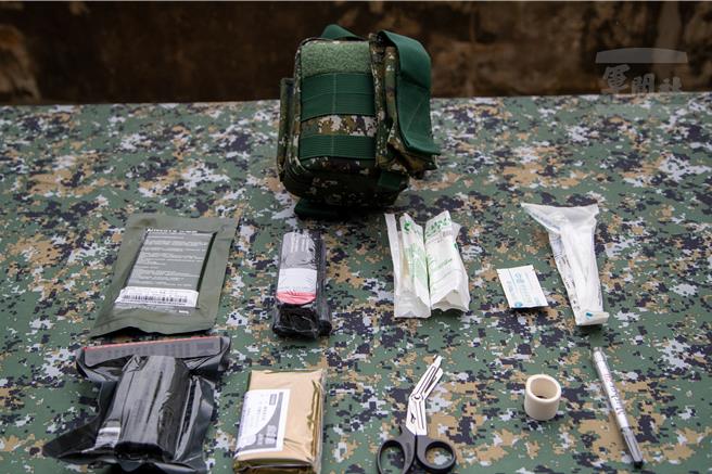 國軍野戰單兵急救包開箱：平平安安過新年