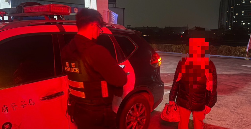 走了6小時腳都麻了!阿婆雨夜癱坐路邊 暖警親送平安歸