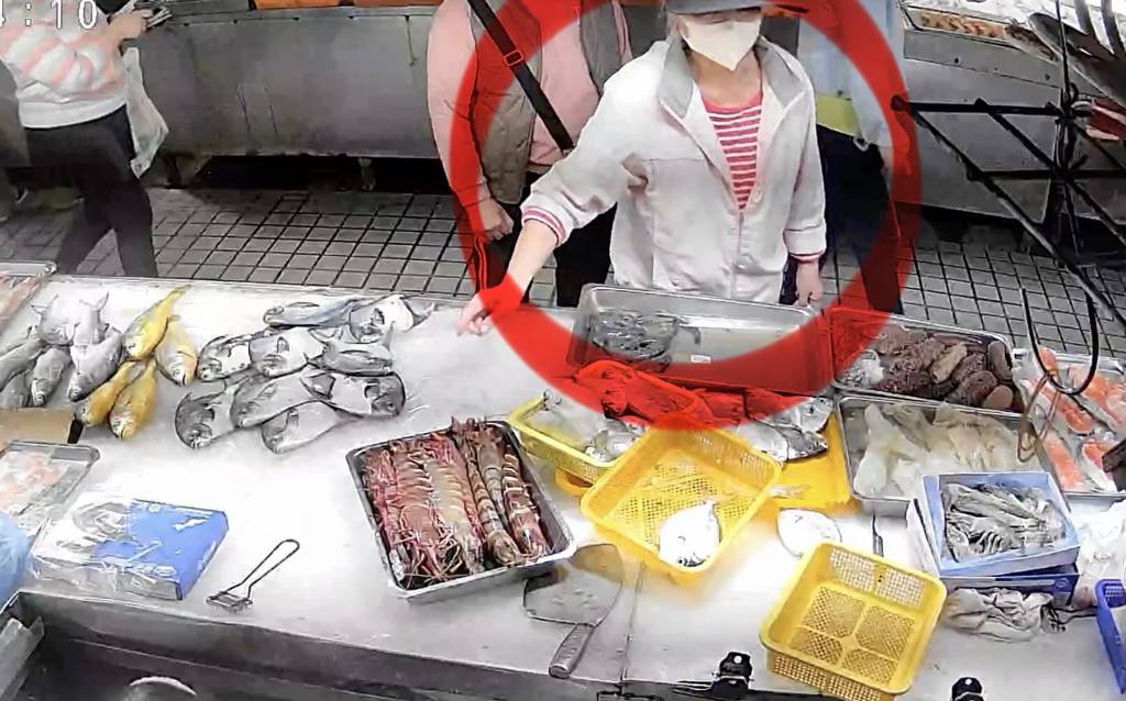 大媽逛市場偷萬元海鮮!「龍膽石斑、虎蝦」全拎走 攤商公布畫面