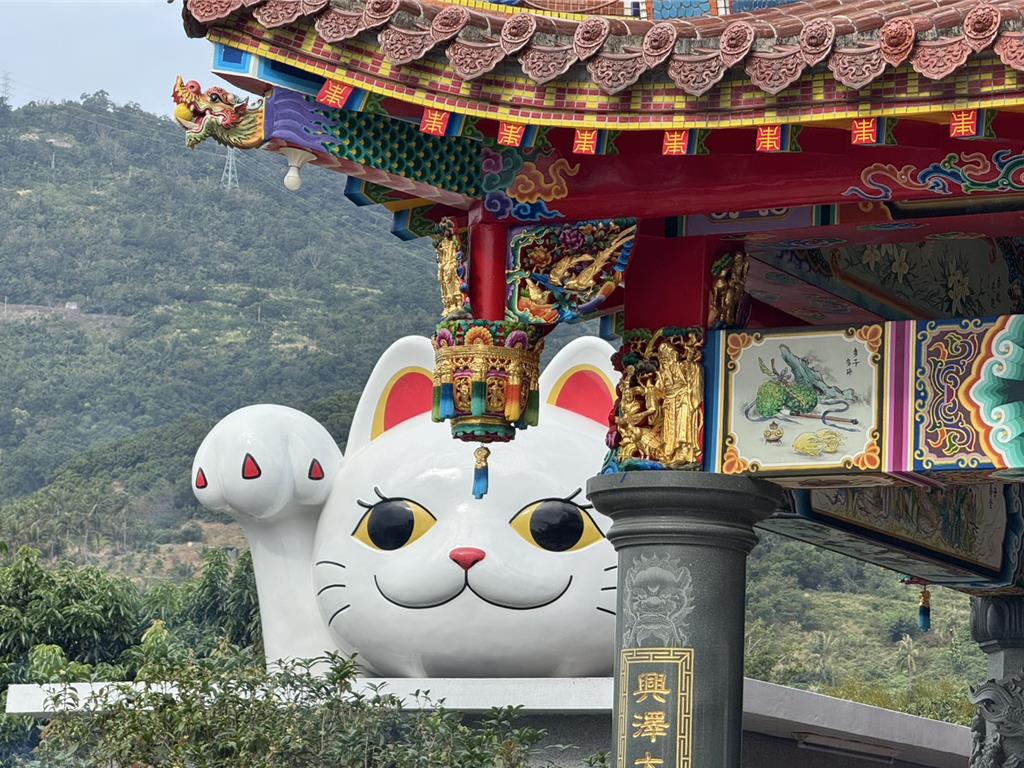 台東福興宮「專屬版招財貓亮相」 初一縣長發錢母抽iPhone 17