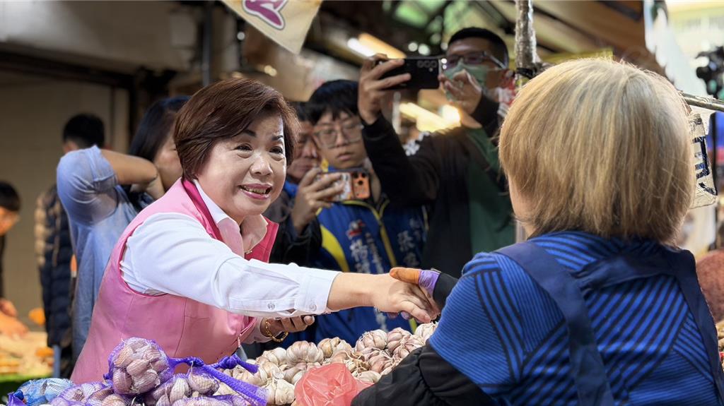 楊瓊瓔小年夜掃街人氣旺 攤商齊送菜頭、青蒜、鳳梨滿滿祝福