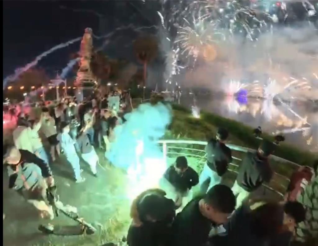 高雄蓮池潭廟會再添亂象 煙火如流彈掃射 民眾嚇壞逃竄