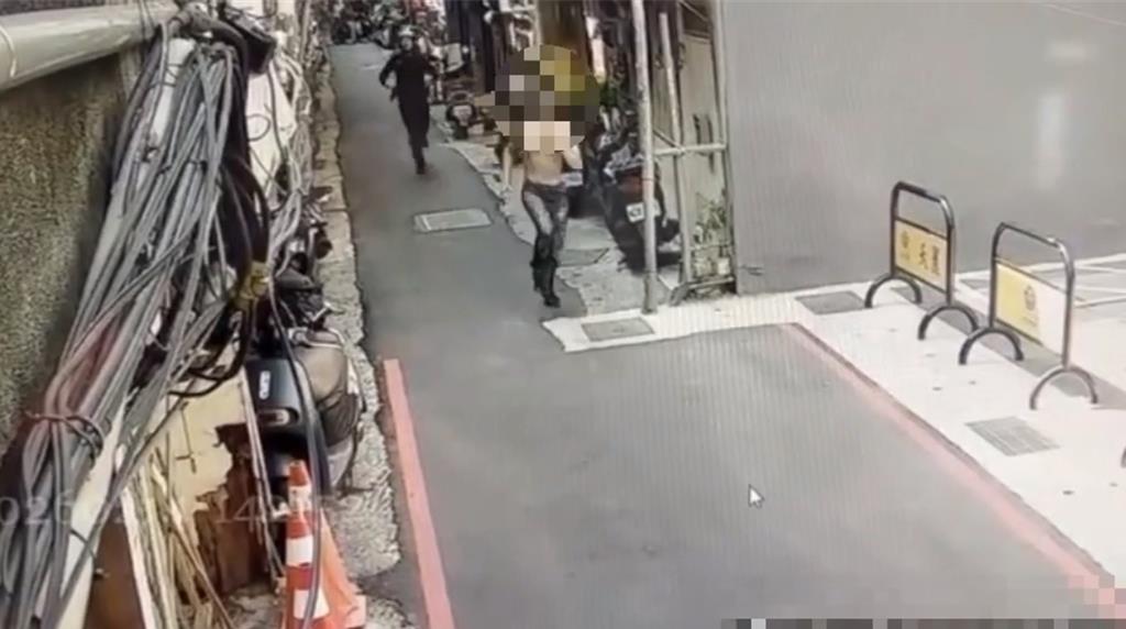 防火巷便溺遭警盯上 男背2通緝藏喪屍菸彈拒捕 逃50公尺落網