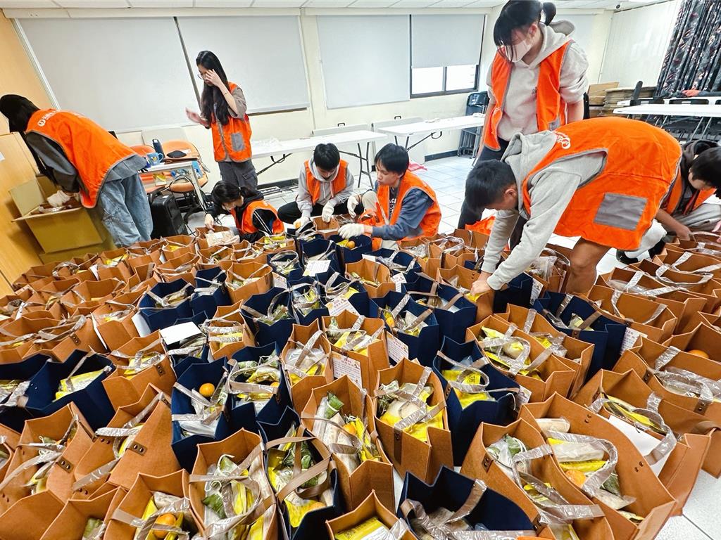 過年不再吃隔夜飯菜 弘道送247份豐盛年菜助弱勢老人