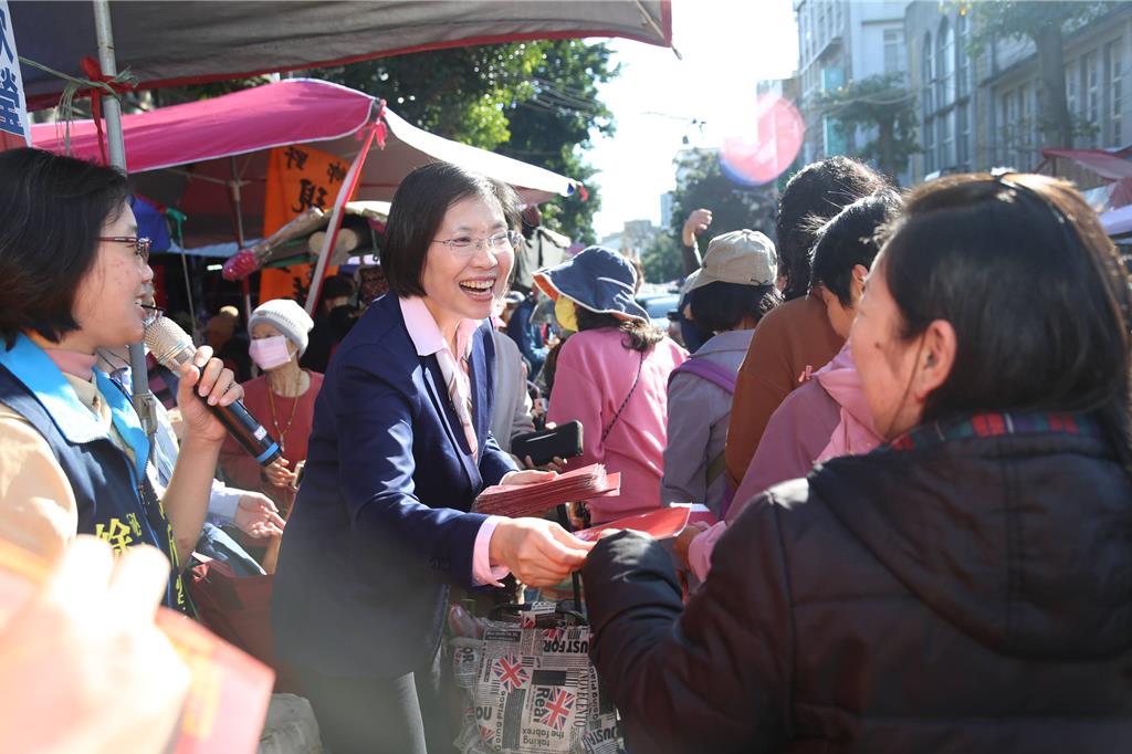 徐欣瑩前進竹東市場 拜早年、發紅包袋