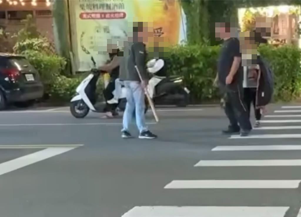 綠燈過馬路遭揮棒恐嚇!宜蘭火車站前爆衝突 網轟「垃圾駕駛」