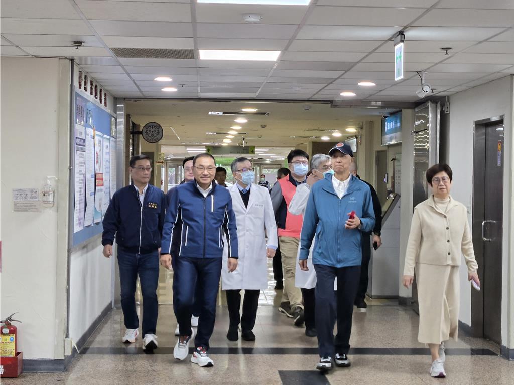 除夕慰勉第一線醫護 侯友宜赴新北聯醫三重院區致敬