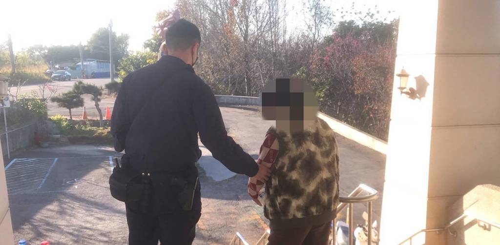 阿婆的堅持!沒做壞事「不能跟你走」 警欲助返家被拒
