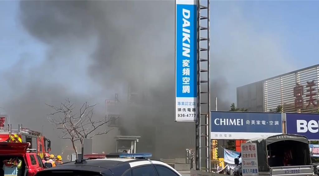 除夕不平靜!宜蘭綠九市場旁火警 大量濃煙直竄天際