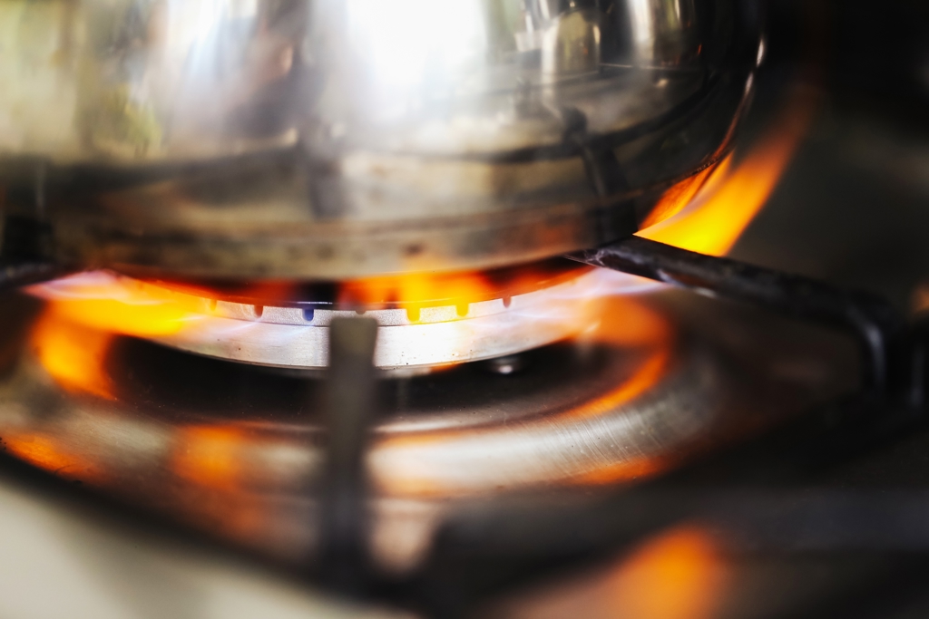 別把年夜飯煮成「最後晚餐」 消防員教油鍋起火自保3步驟