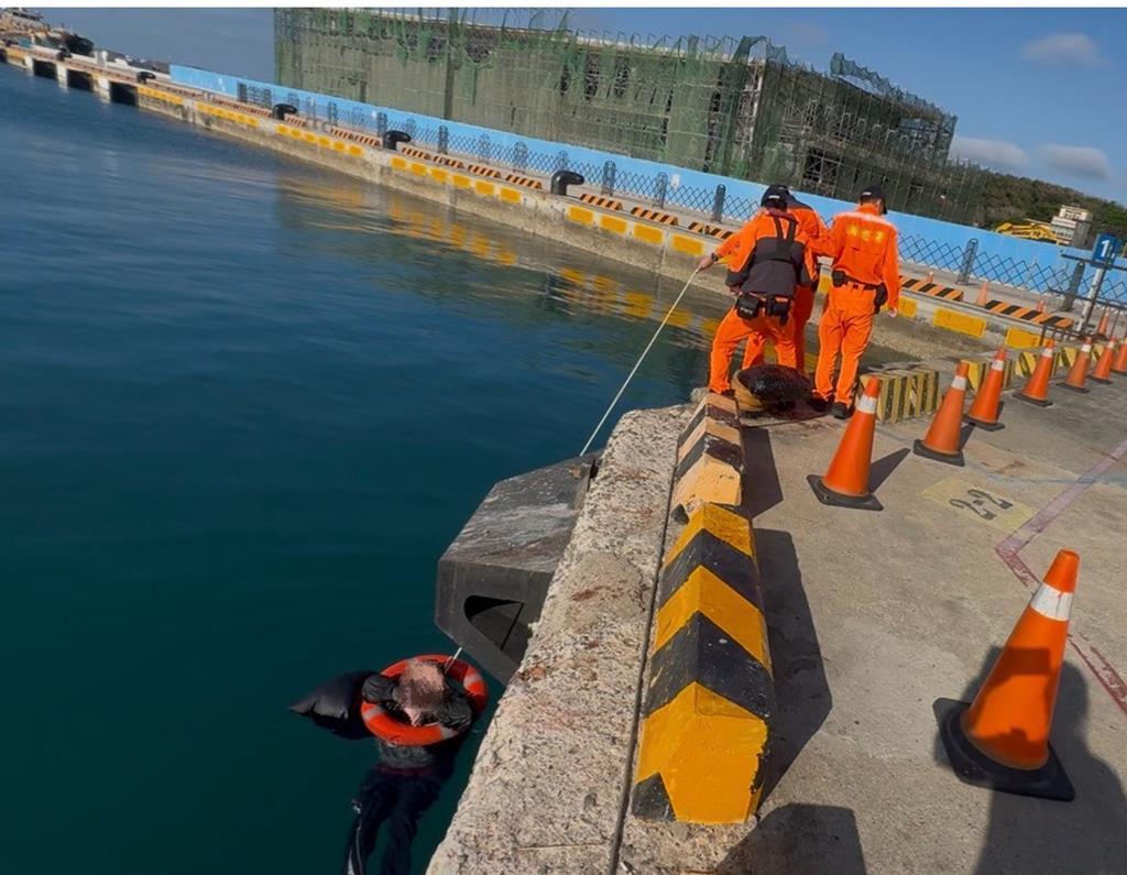 除夕驚魂!男落海掛靠碼頭下涵洞 岸巡聞救命聲急救援