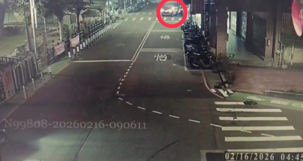 泥醉夫妻計程車上爆全武行 司機機警直奔派出所旁報案