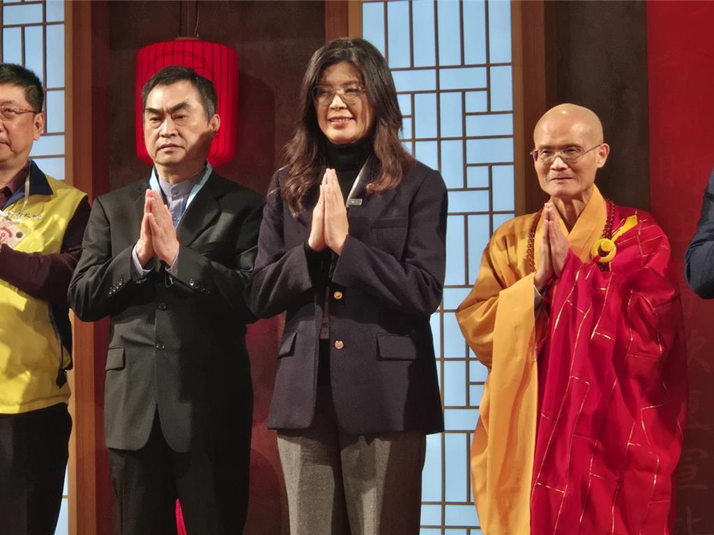 法鼓山除夕撞鐘 鄭麗文敲響最後三鐘 籲推行大道「天下為公」