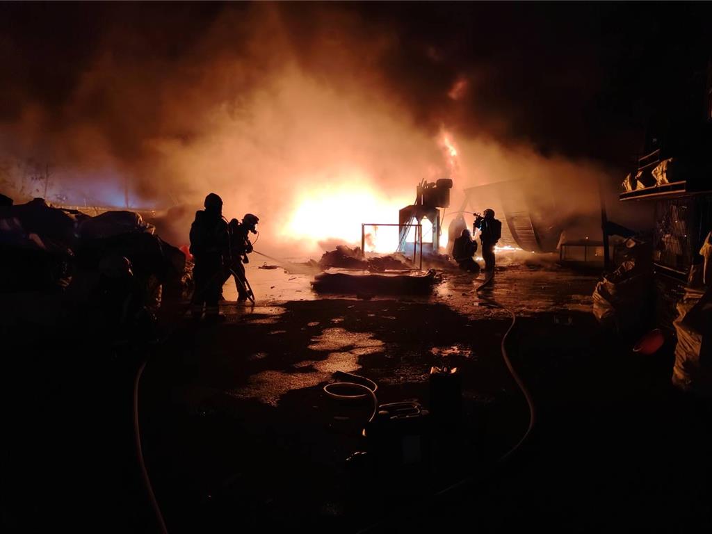 桃園龍潭除夕夜起火 塑膠工廠遭祝融