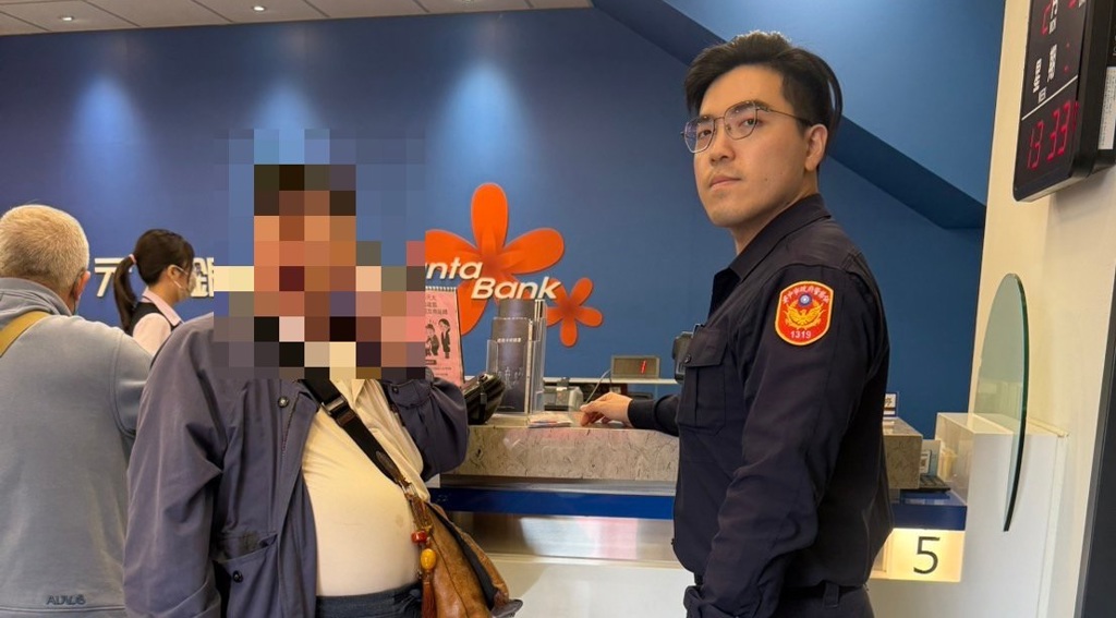 臨櫃提領200萬嚇壞銀行 突被警包圍!阿伯笑曝:全是過年紅包