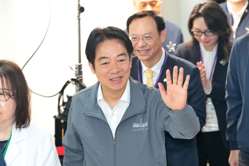 影》趕場發福袋!賴清德初一參拜龍山寺 喊話朝野通過國防預算