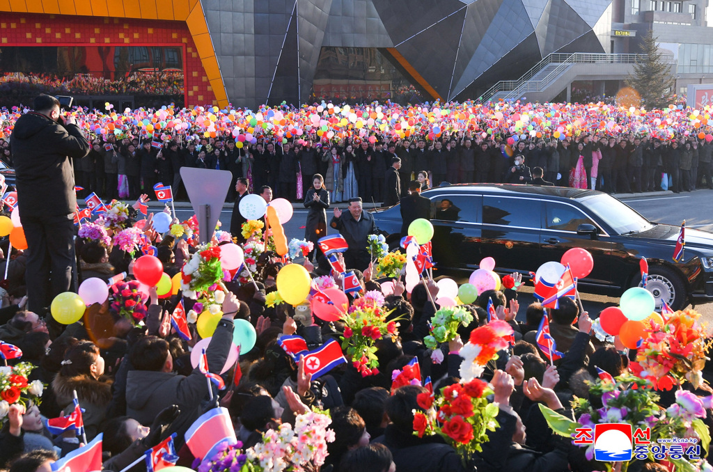 金正恩攜女出席萬戶住宅落成禮 半年完工藏安全隱憂