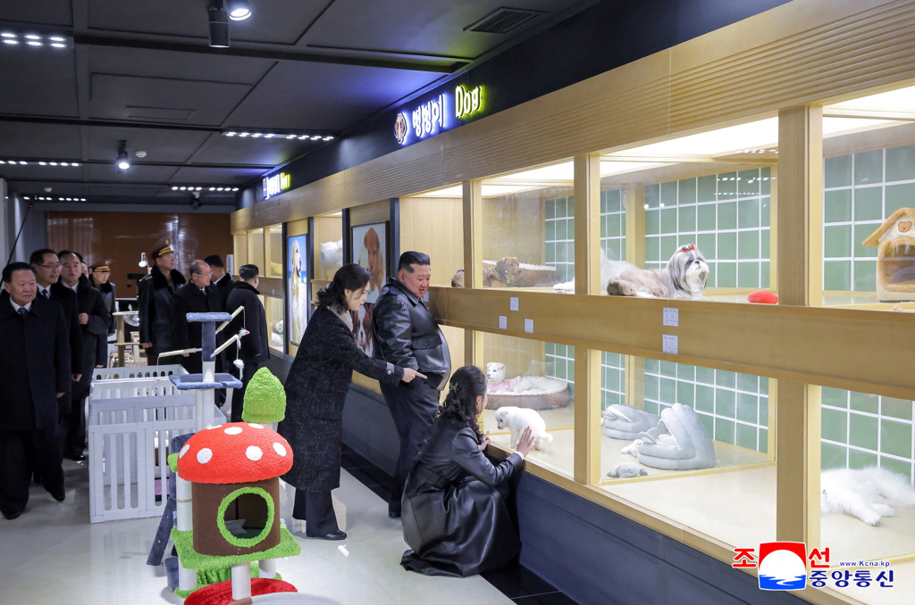 北韓領導人金正恩與其女兒金主愛,16日出席平壤和盛區第萬戶住宅落成典禮,參觀其中的寵物店。(路透)