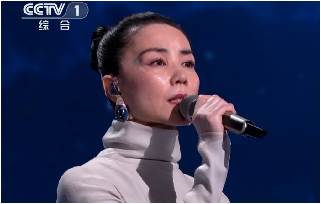 王菲6登春晚罕有負評!選歌翻車、妝容疲憊成敗筆