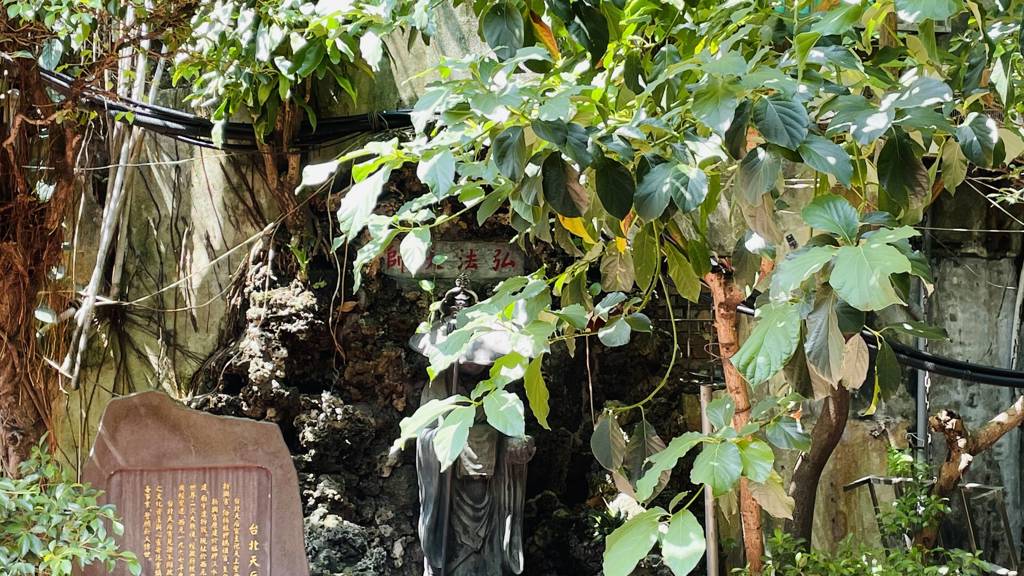 隱身在台北天后宮的弘法大師。(施景耀 攝)