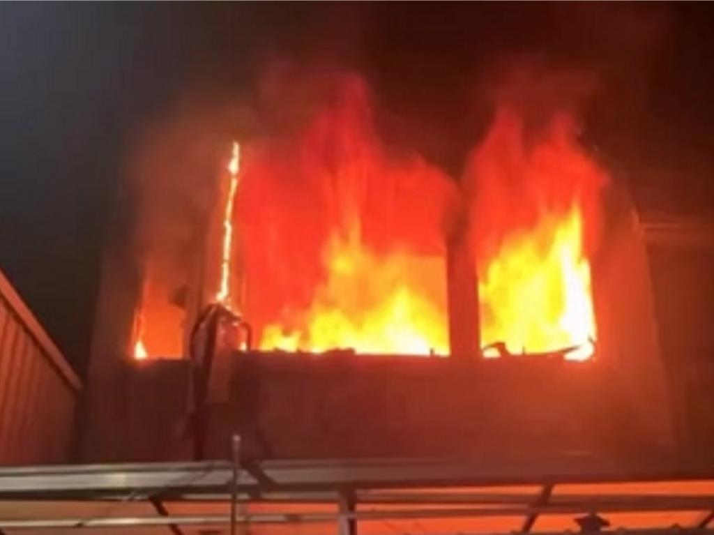 台中透天厝惡火伴爆炸聲 夫死妻傷!鄰居:有聽到爭吵