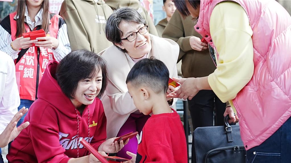 蕭美琴中彰投走春 女立委陪同參拜祈福發福袋