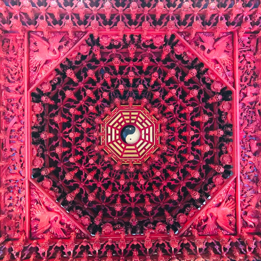 東隆宮精美的藻井。(施景耀 攝)