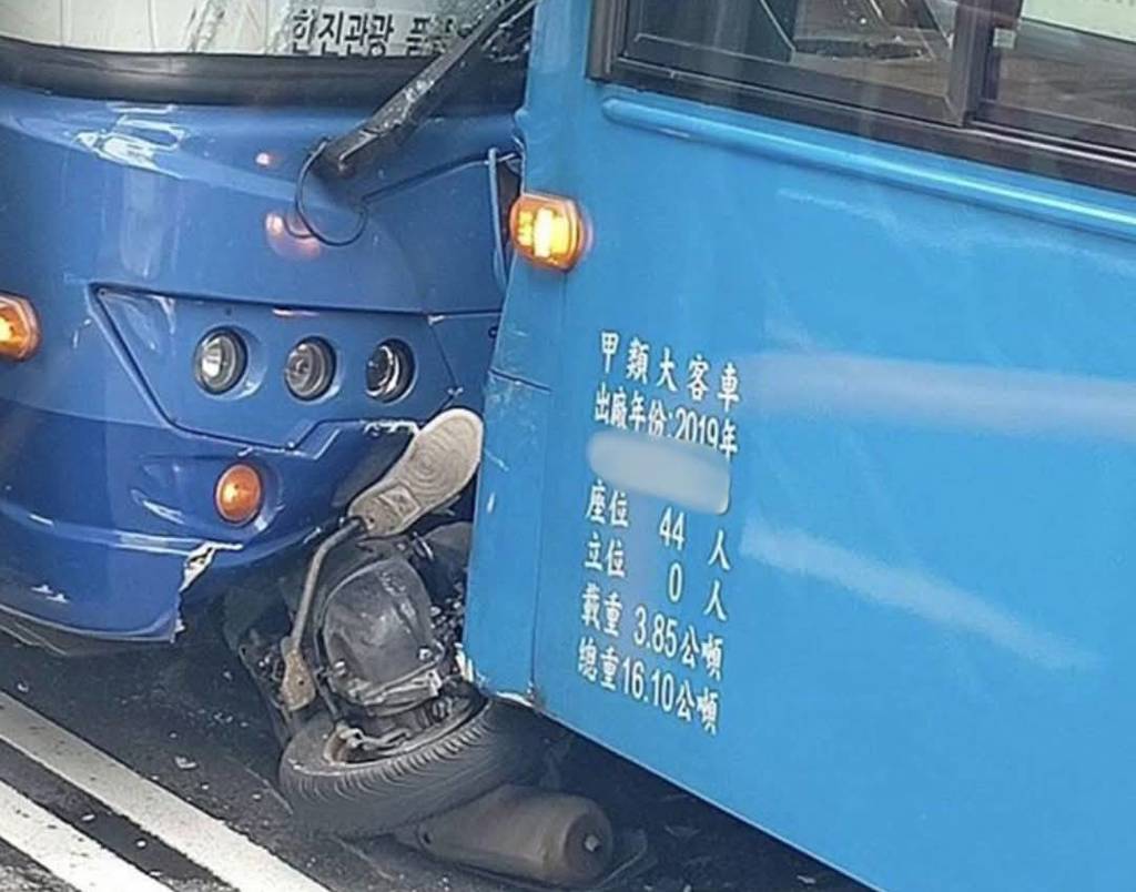 驚悚!遊覽車逆撞客運 女騎士遭夾車底「左腳變形」送醫搶救