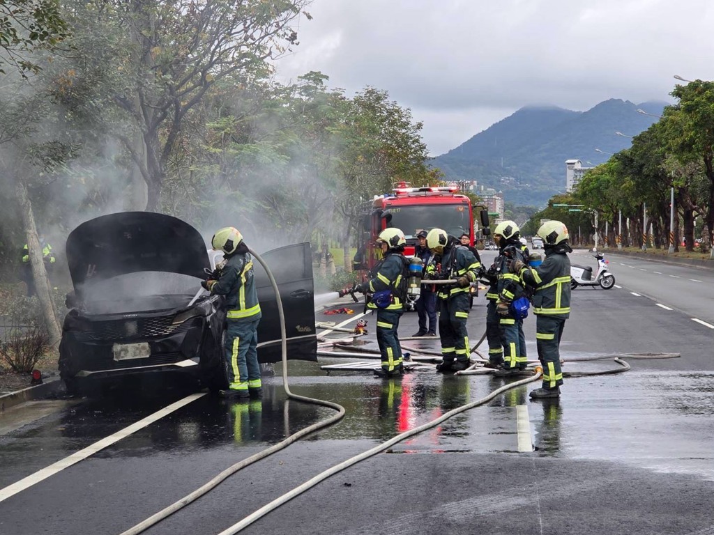 大度路火燒車!休旅車行駛中竄濃煙 駕駛驚險逃生