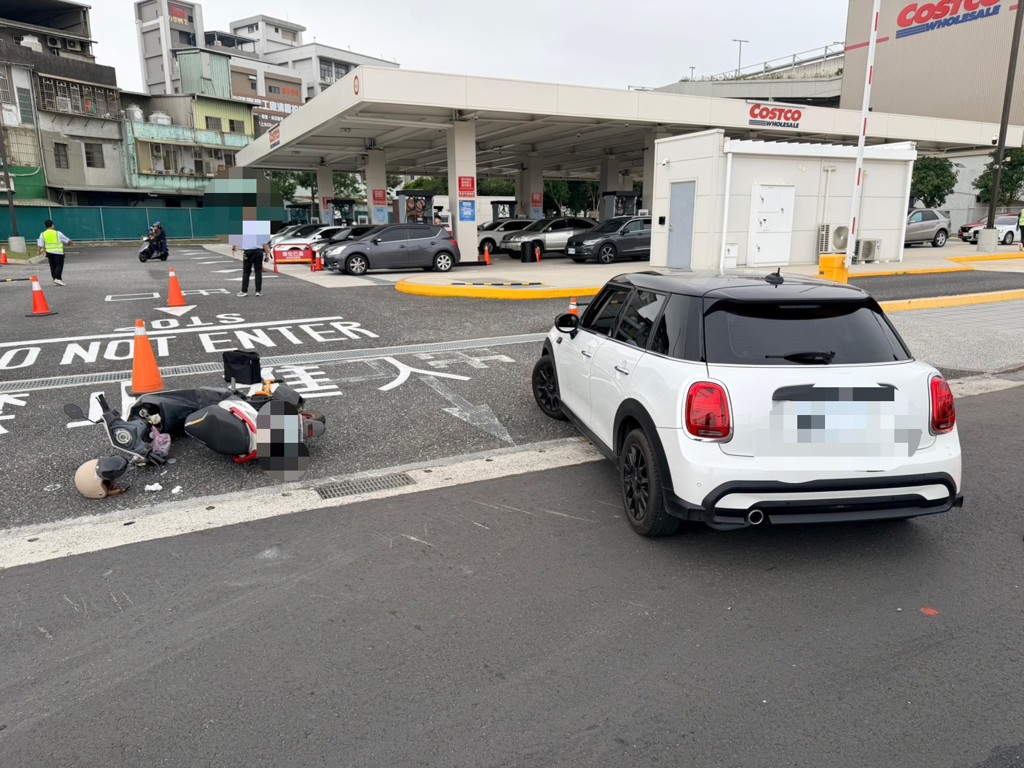 新莊Mini Cooper左轉撞倒雙載機車 後座女乘客多處傷