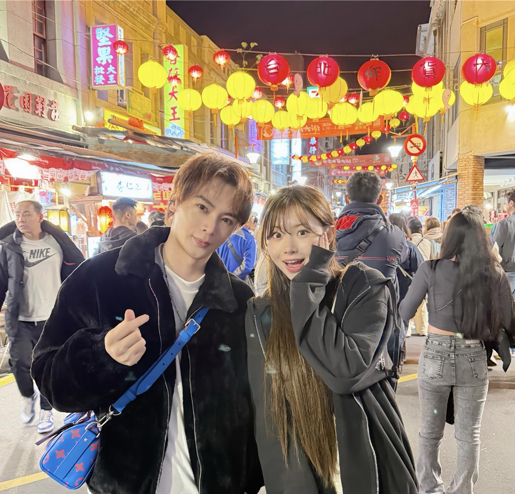 韓籍啦啦隊女神現身年貨大街 古曜威作伴避開香菜豬血糕