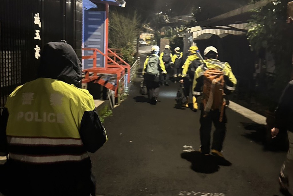 除夕夜驚魂!登三貂嶺迷途 瑞芳警消摸黑尋獲中風男