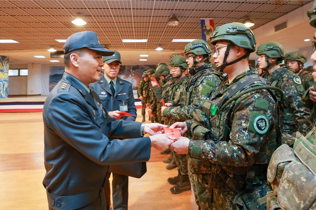 陸軍司令上將春節慰勉北部地區戰備部隊 留守士官長:國家安全無假期