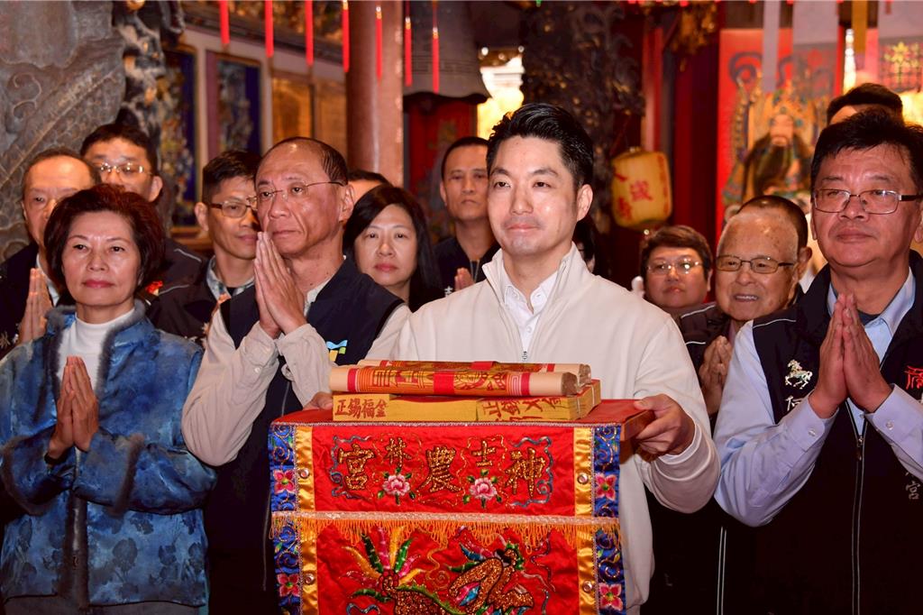 鄭麗文撞鐘紅繩狂抖稱「神明感召」蔣萬安今走春妙回