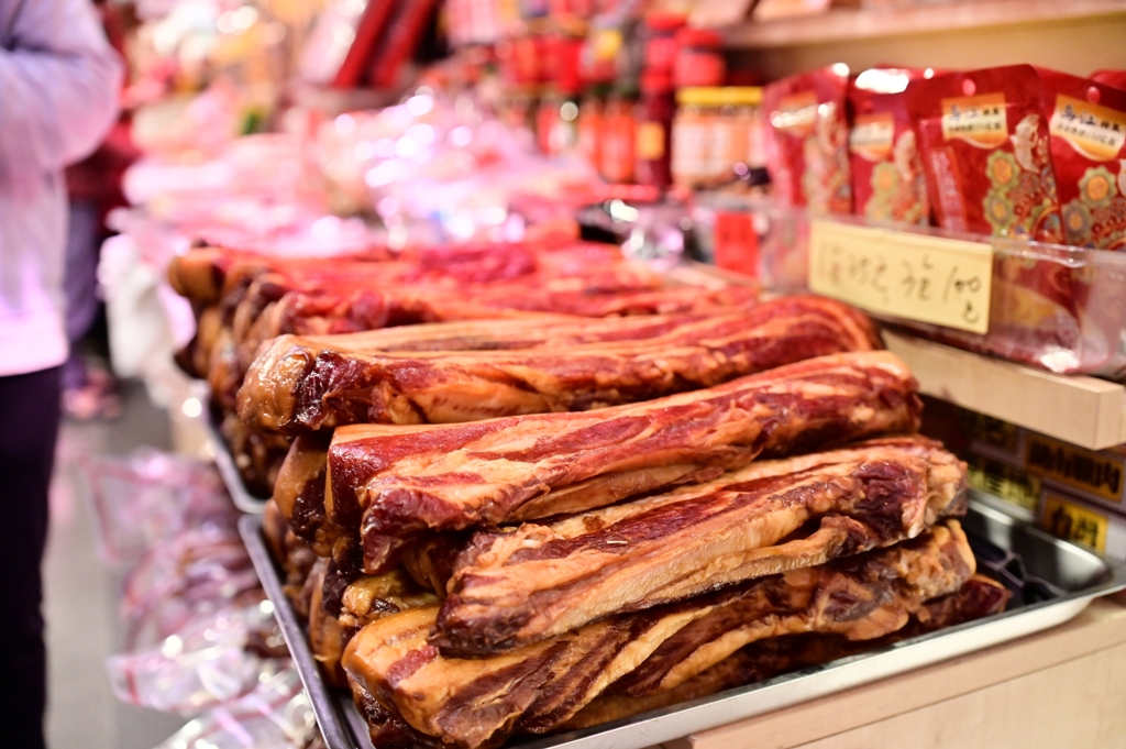 陸婦樓梯間曬鹹肉「除夕加菜全遭偷」賊喊:就愛吃肉