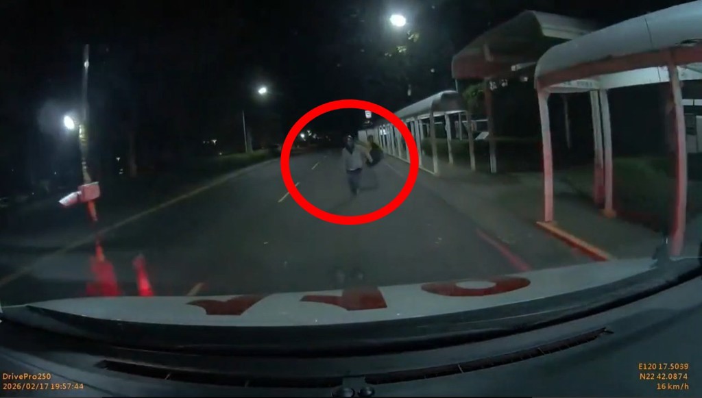 大年初一就碰瓷? 男子情緒失控狂奔撞救護車