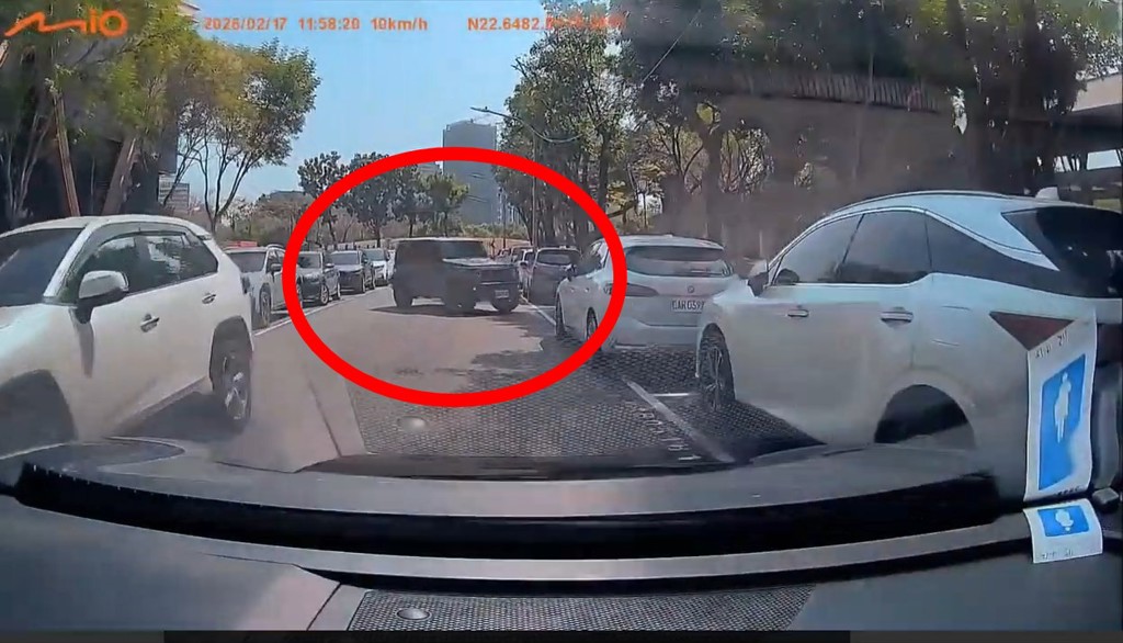 年假出遊一位難求! Jimny逆向搶車位「出事了」