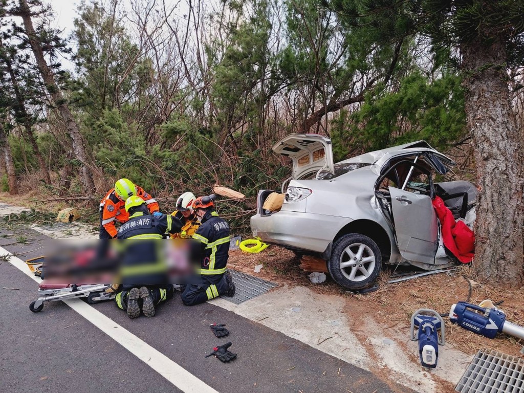 快訊》轎車疑失控攔腰撞路樹 澎湖村長夫妻命危送醫