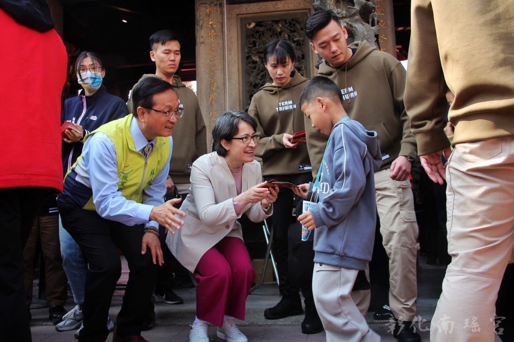 高顏值隨扈穿「戰貓帽T」網嗨翻 蕭美琴:最後一件送她