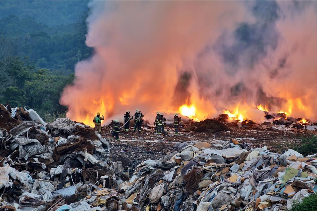 南港山豬窟垃圾掩埋場清晨大火 灌救水源不足燜燒中