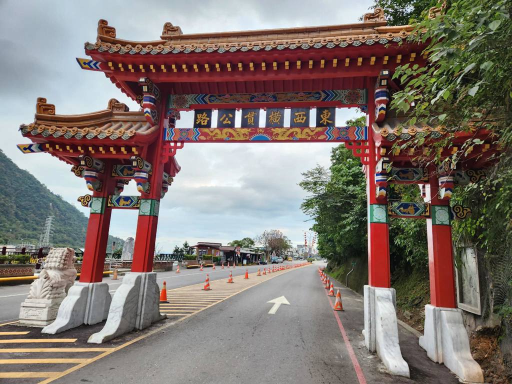 悲劇!台中一家4口騎車遊中橫 媽媽長春祠摔車撞山壁身亡