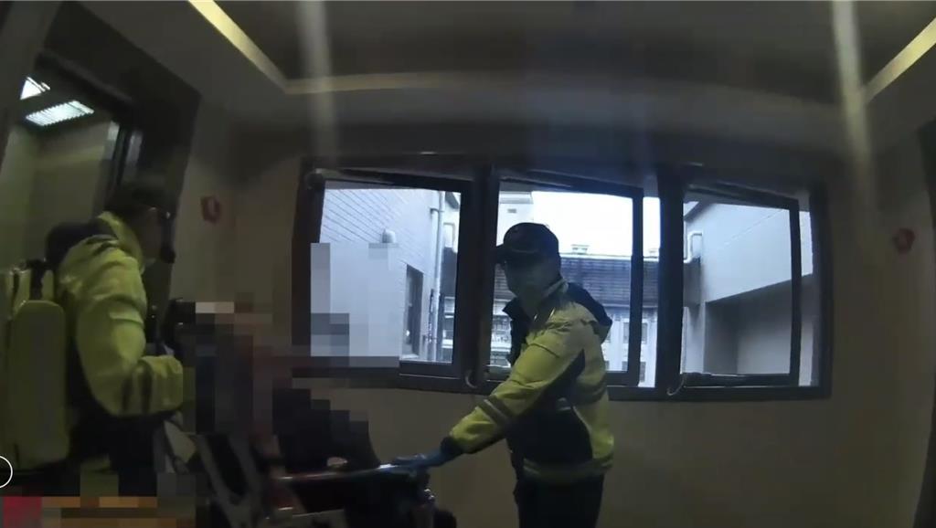 保全員失聯3天 !警破門驚見臥病「手機沒電未進食」急送醫