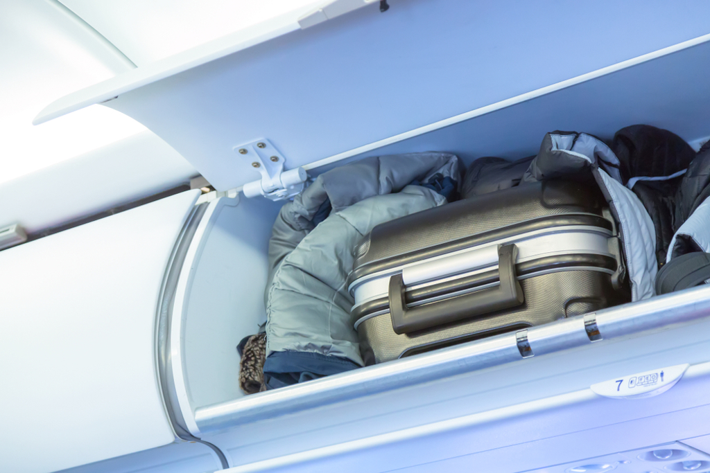 機艙置物櫃超髒!搭機衣物別亂塞 專家:恐成細菌溫床